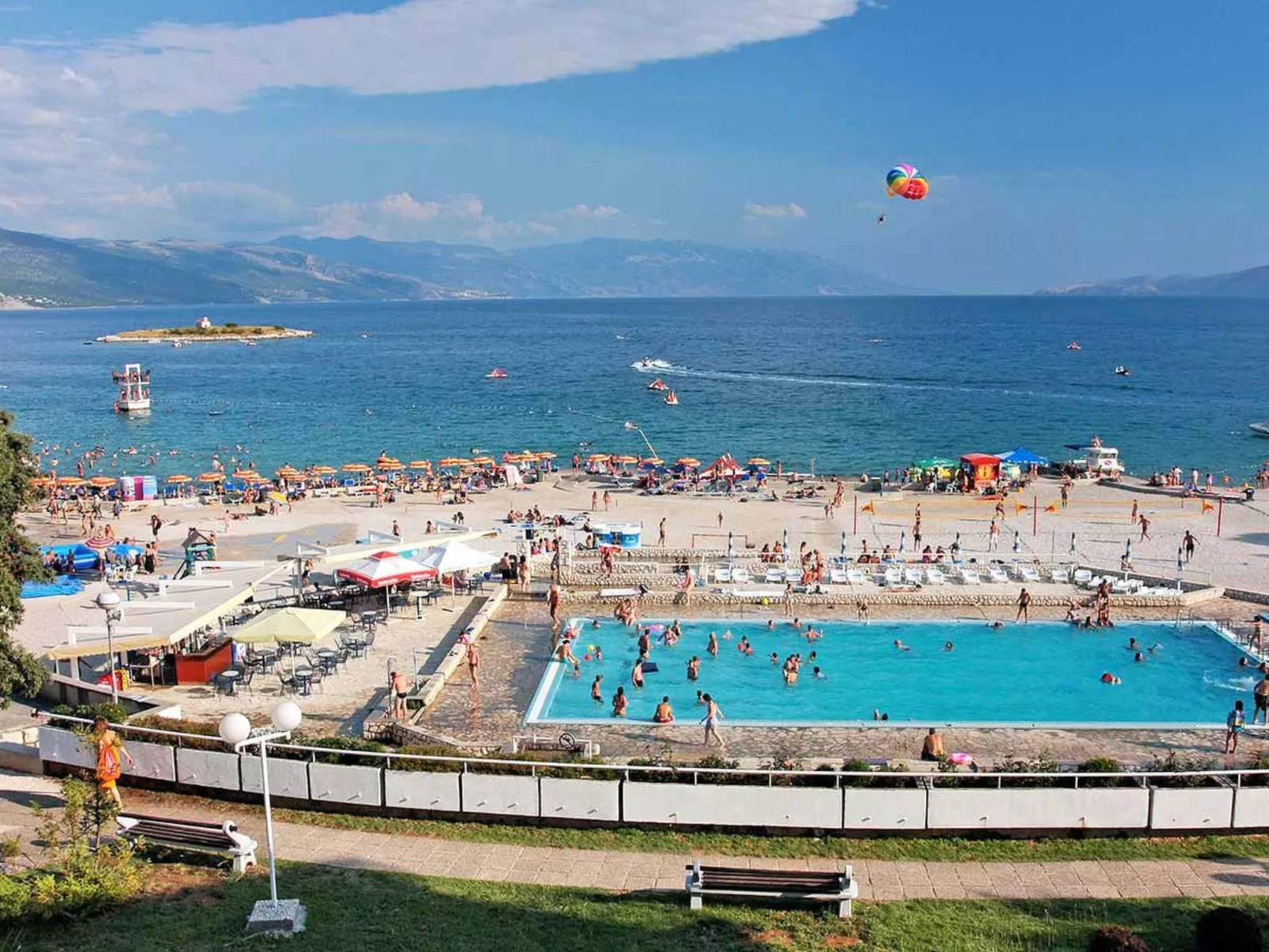 "Adriana" mit Blick auf das Wasser-Outside