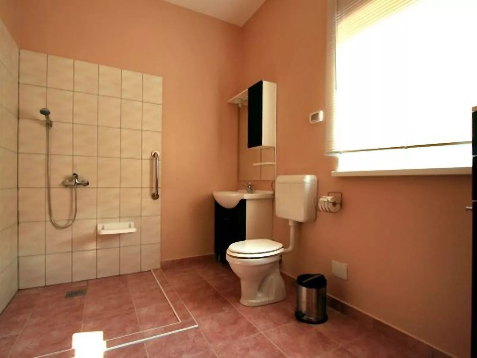 Wunderschönes Ferienhaus in Cere mit Privatem Pool-Drinnen