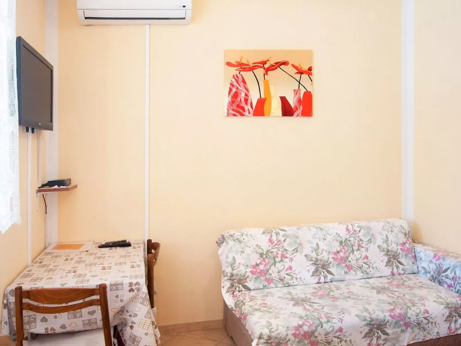 Mit Blick auf das Wasser-Drinnen