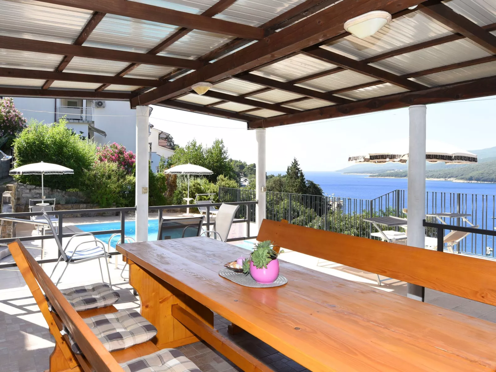 'Villa Ivisa' mit eigenem Pool-Outside