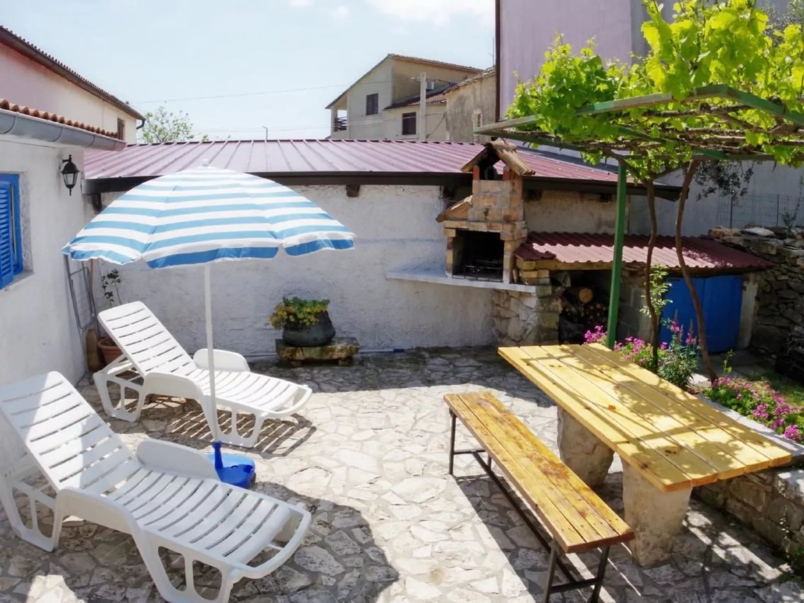 Mit privatem Schwimmbad-Dehors