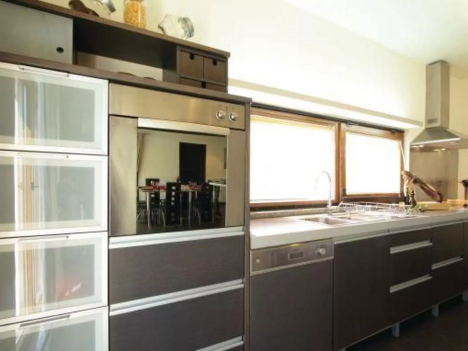 Luxuriöse Villa mit riesigem Olivenbaum-Garten, Sonnenterrasse, großem Pool und-Drinnen