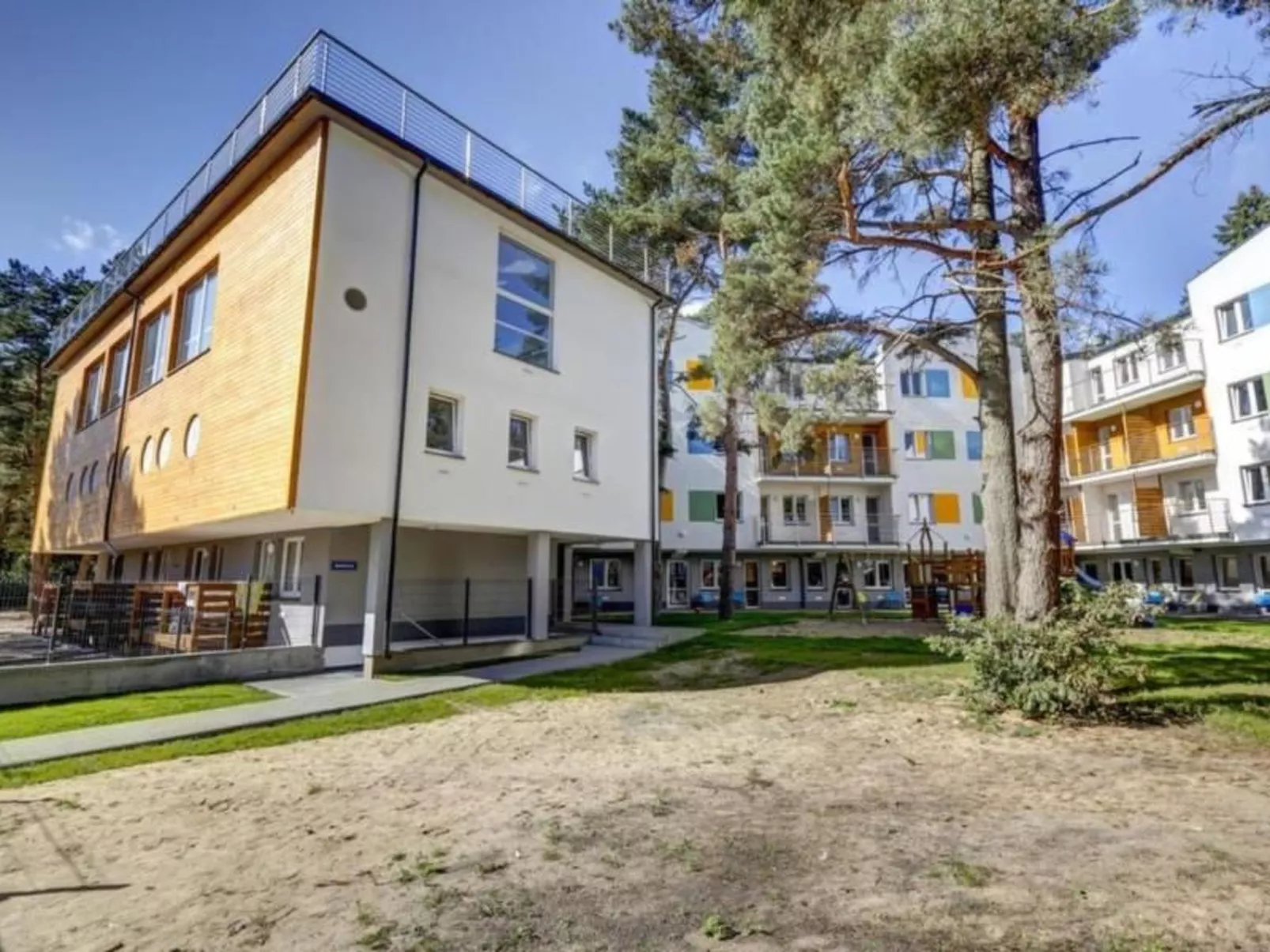 "Apartment 18B" mit Schwimmbad-Draußen