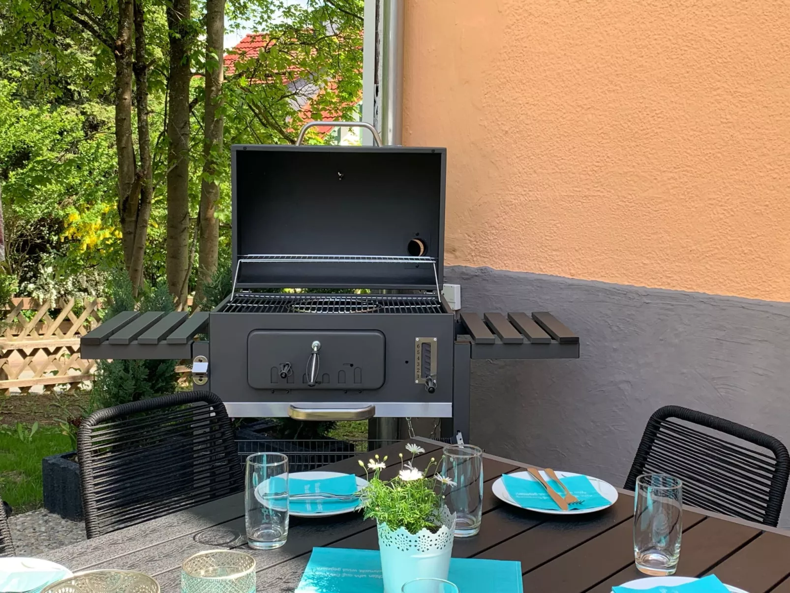 Modernes, gemütliches Ferienhaus mit Terrasse und Garten - Outside