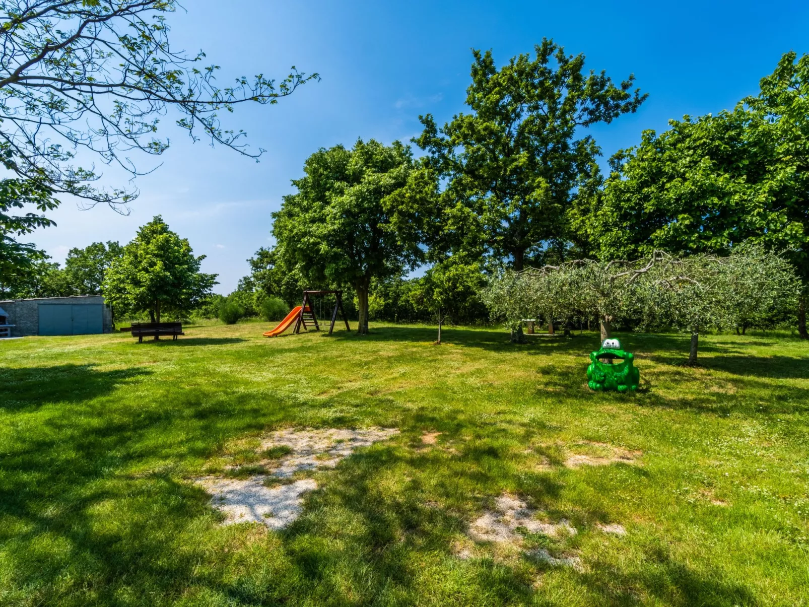 Schönes Haus mit großer grüner Umgebung, Pool-Draußen