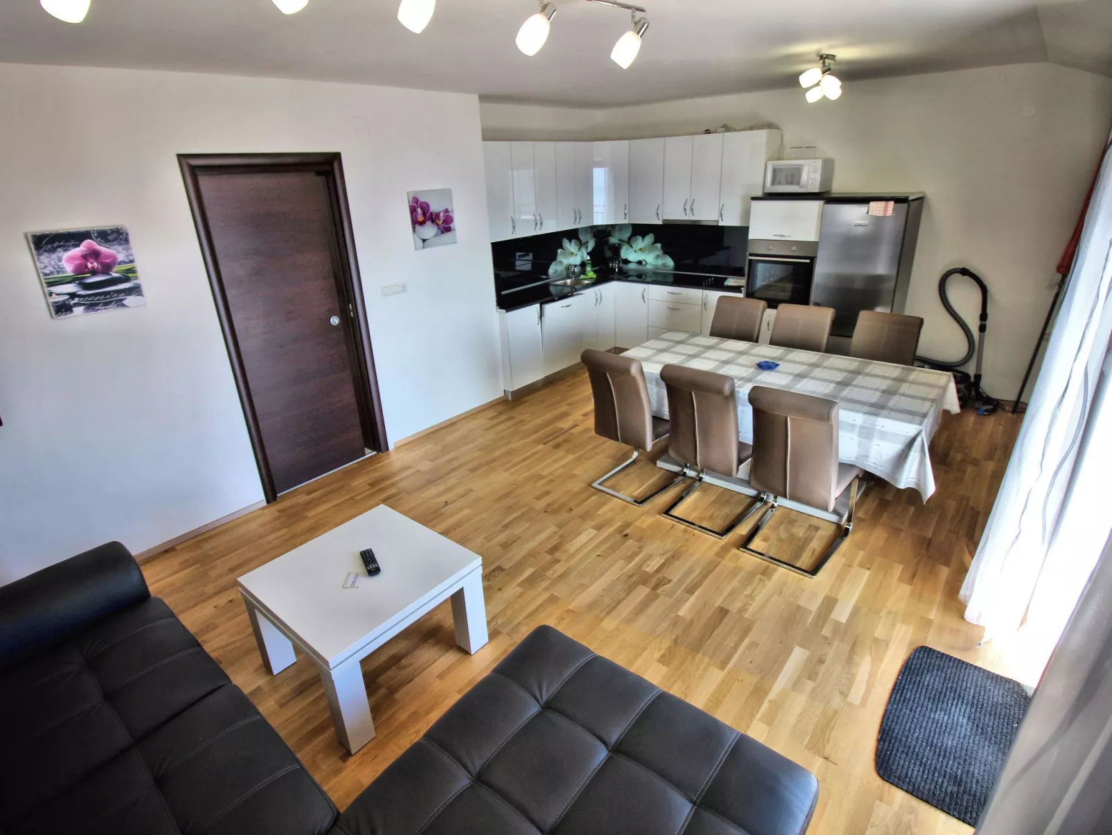 "Manda3" mit Blick auf das Wasser-Inside