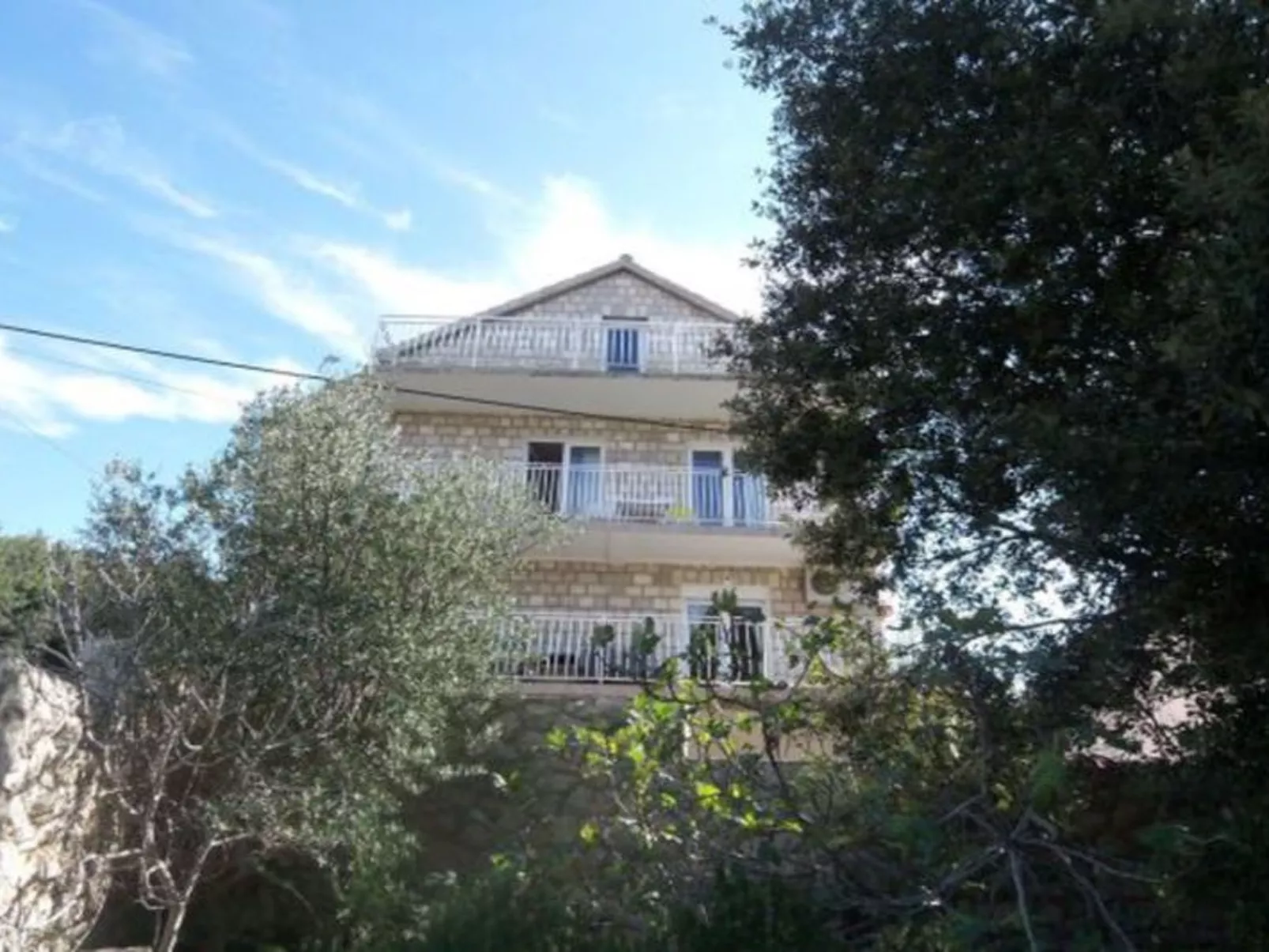 Mélanie C im ersten Stock einer Villa am Strand - Outside