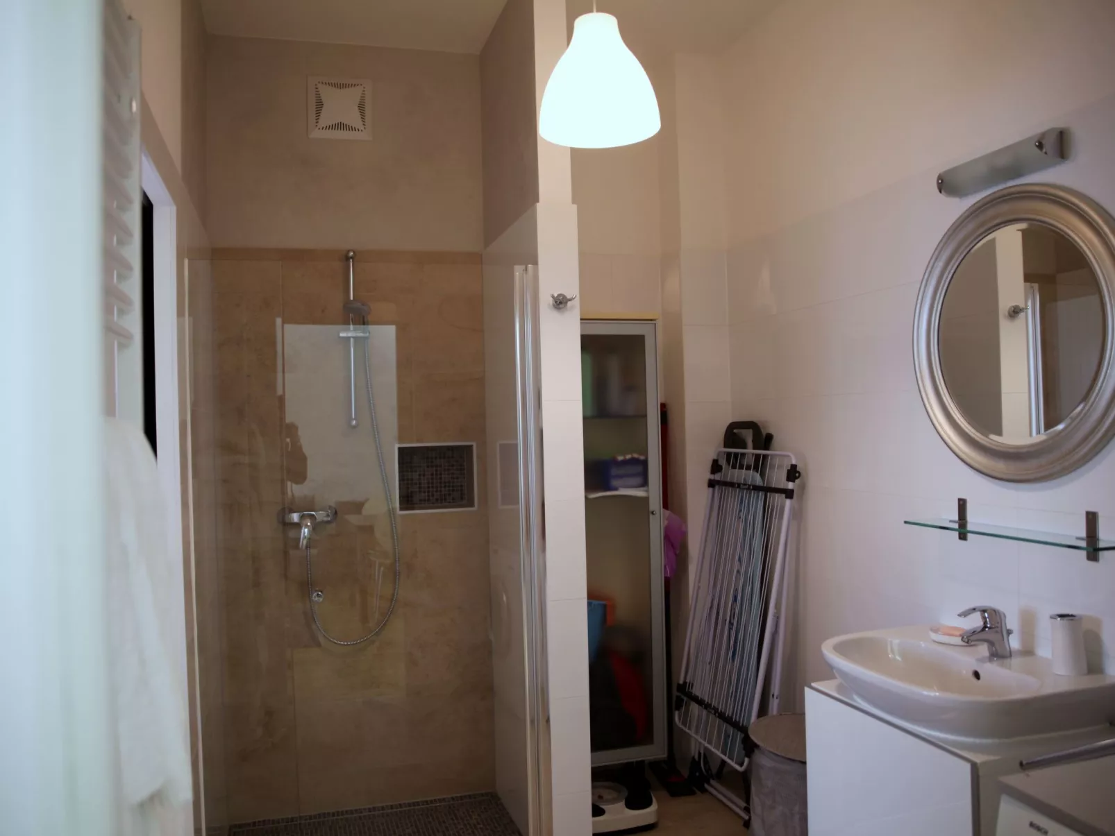 Moderne Stadtwohnung-Drinnen