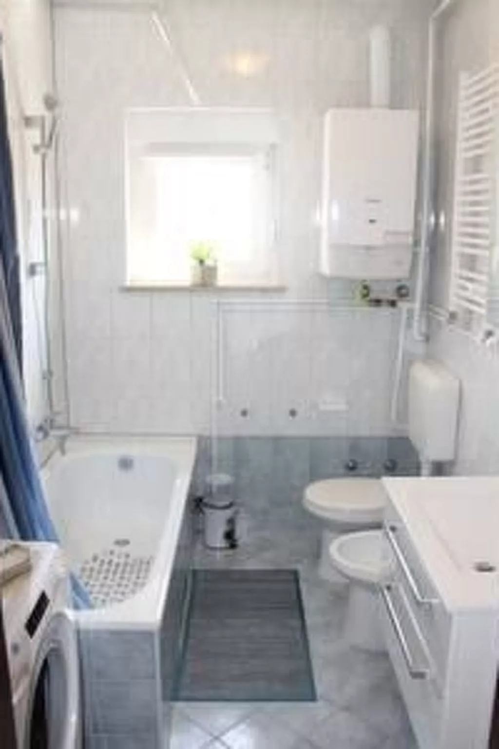 Mit Balkon für vier Personen-Inside