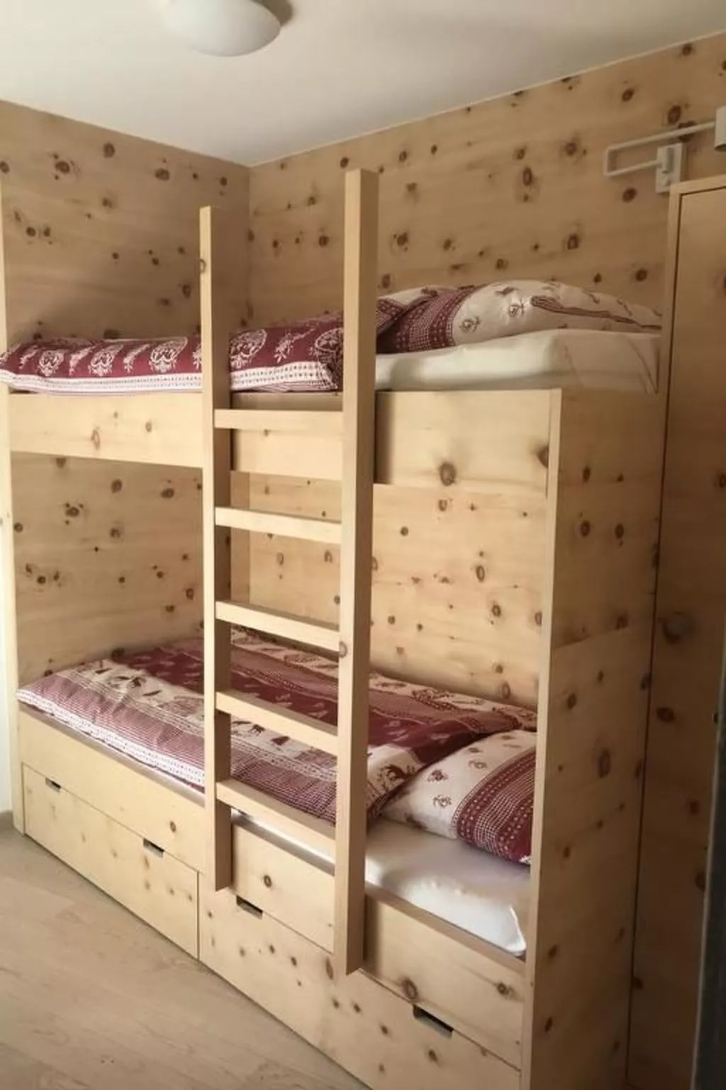 Chesa Arnica 3-Drinnen