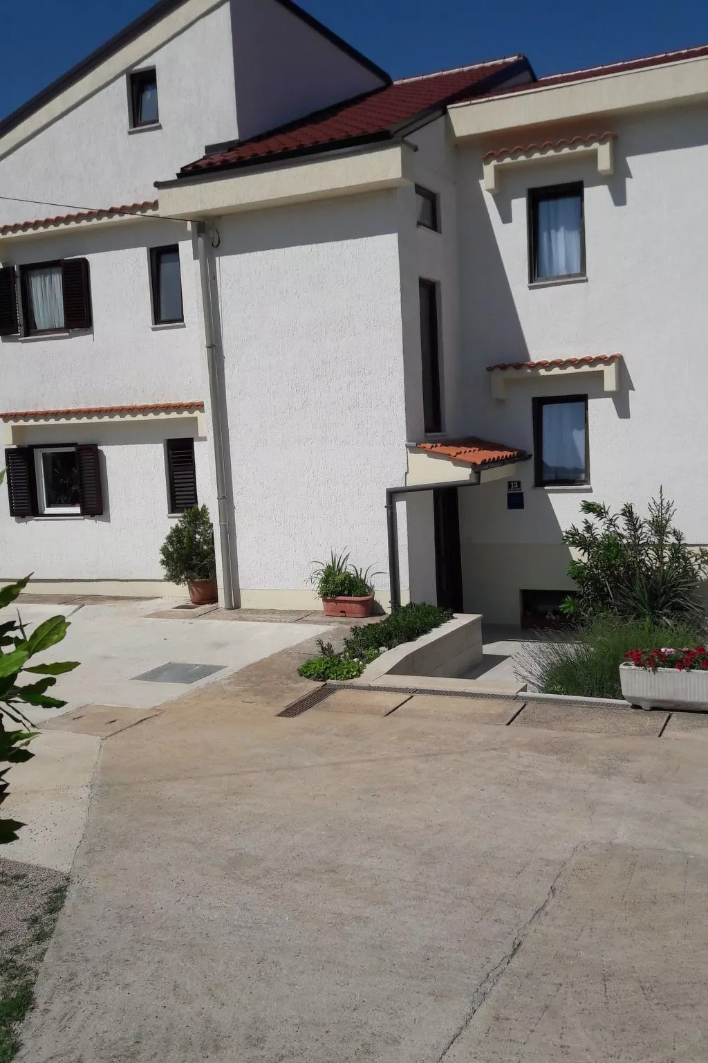 Wohnung Nr. 1 mit 2 Schlafzimmern und 2 Balkonen im 1. Obergeschoss-Dehors