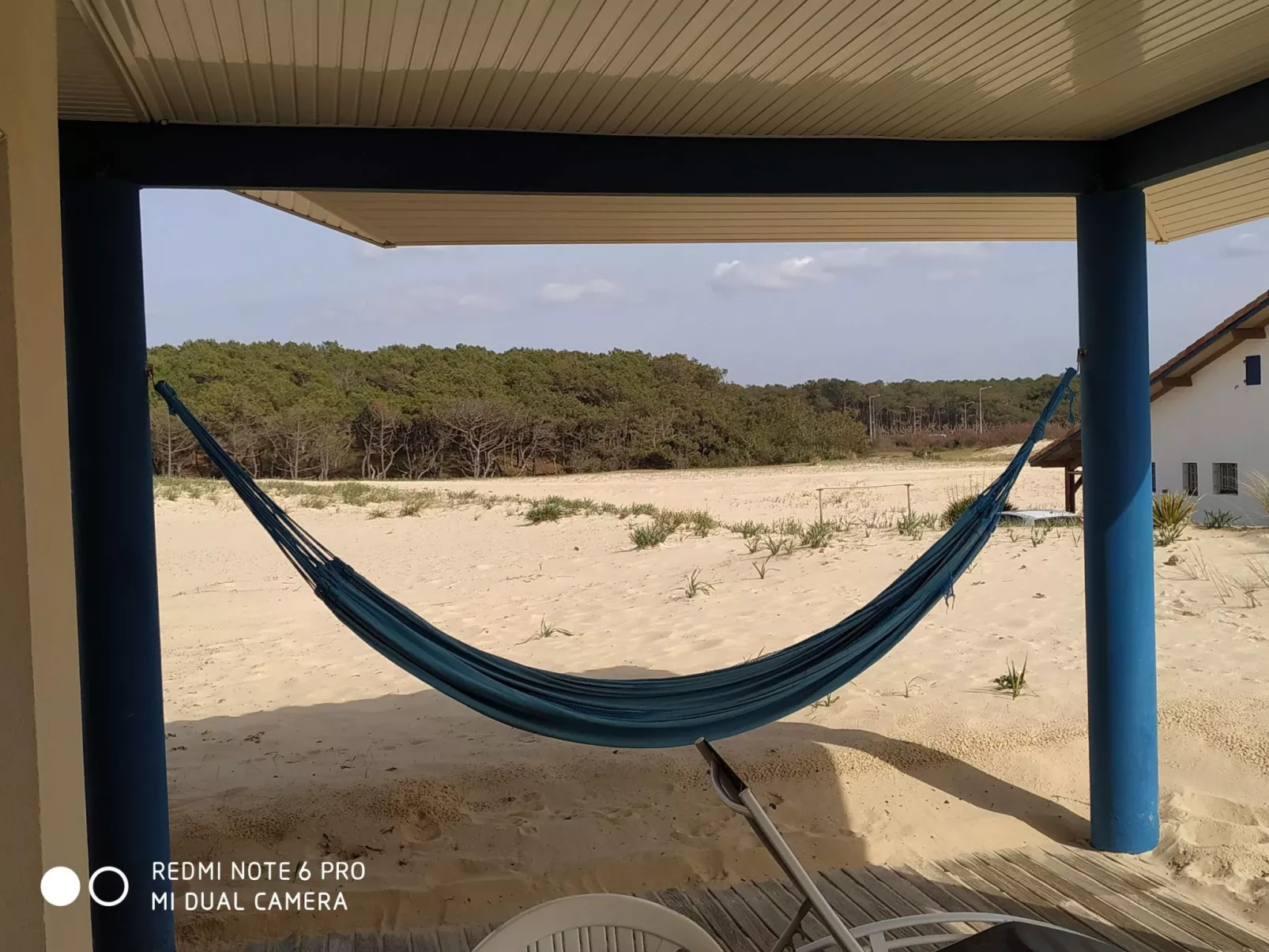 Haus am Meer, die Füße im Sand-Dehors
