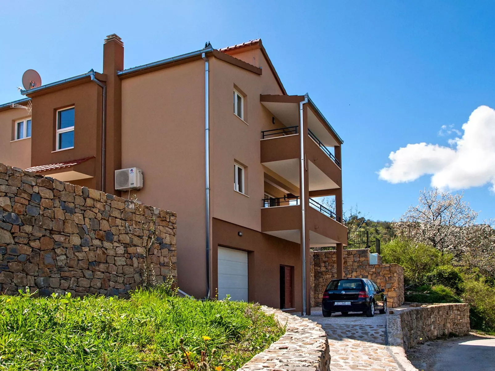 Villa Mosor mit beheiztem Salzwasserpool und Sauna-Draußen