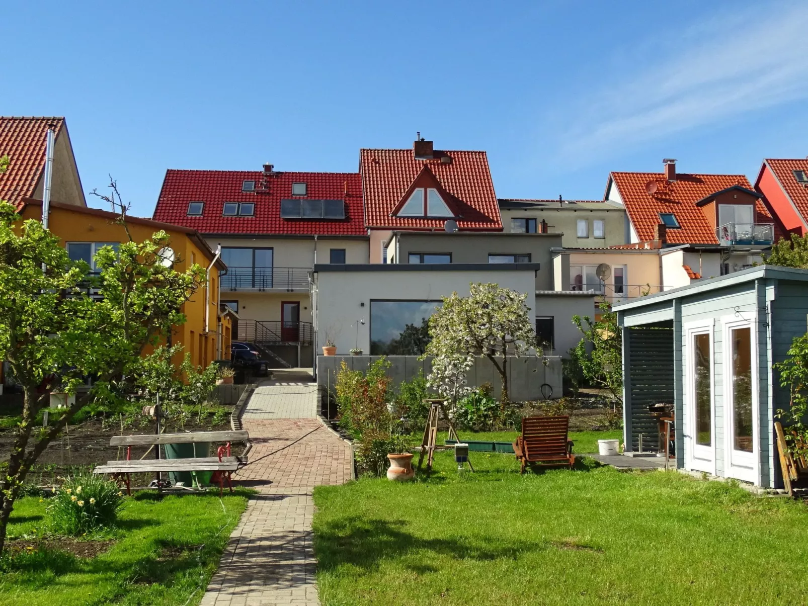 Gemütliches Dachgeschoss-Apartement mit Seeblick und großem Garten am Wasser-Dehors