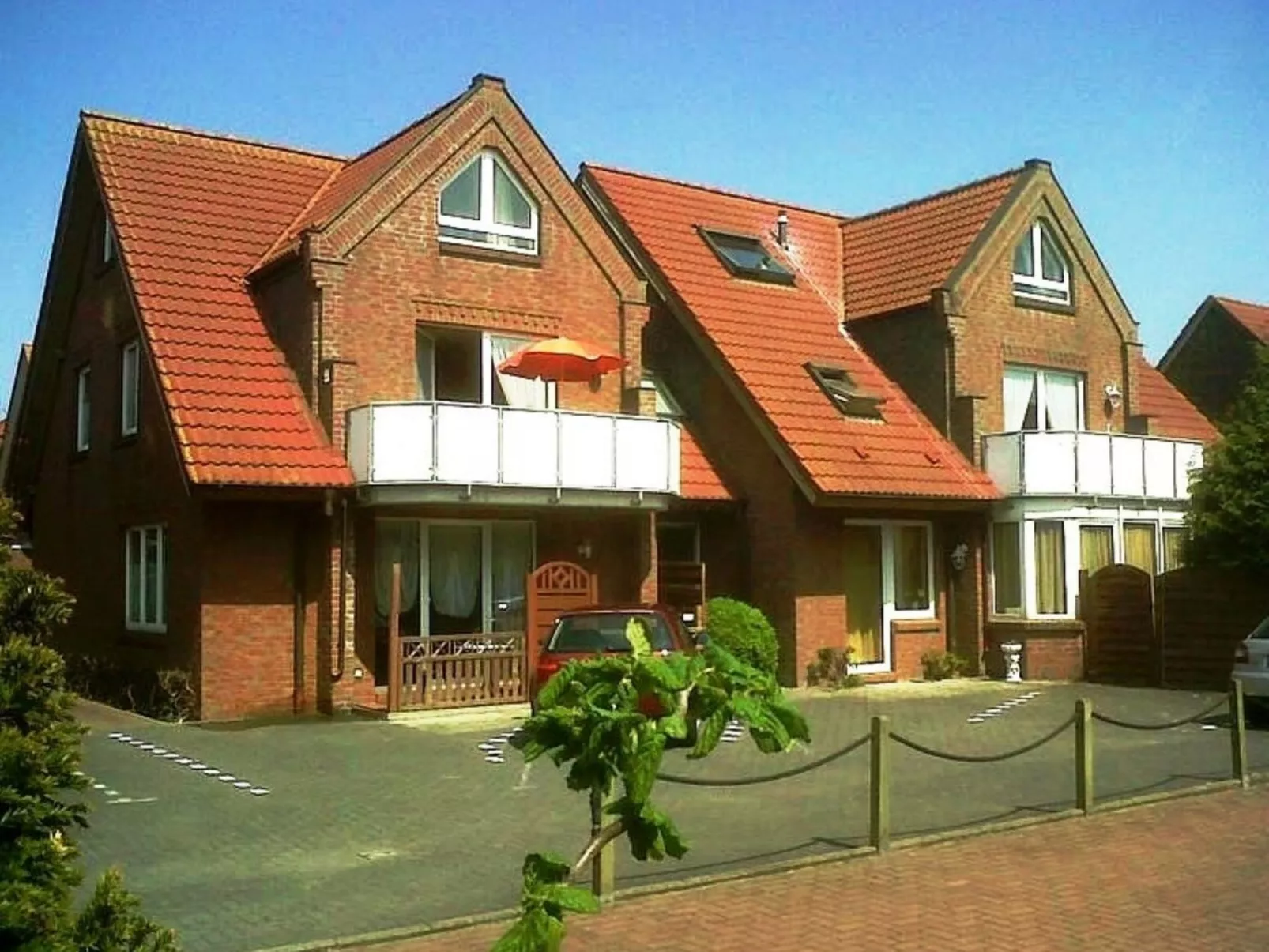 Helle Erdgeschosswohnung mit sonniger Terrasse-Dehors