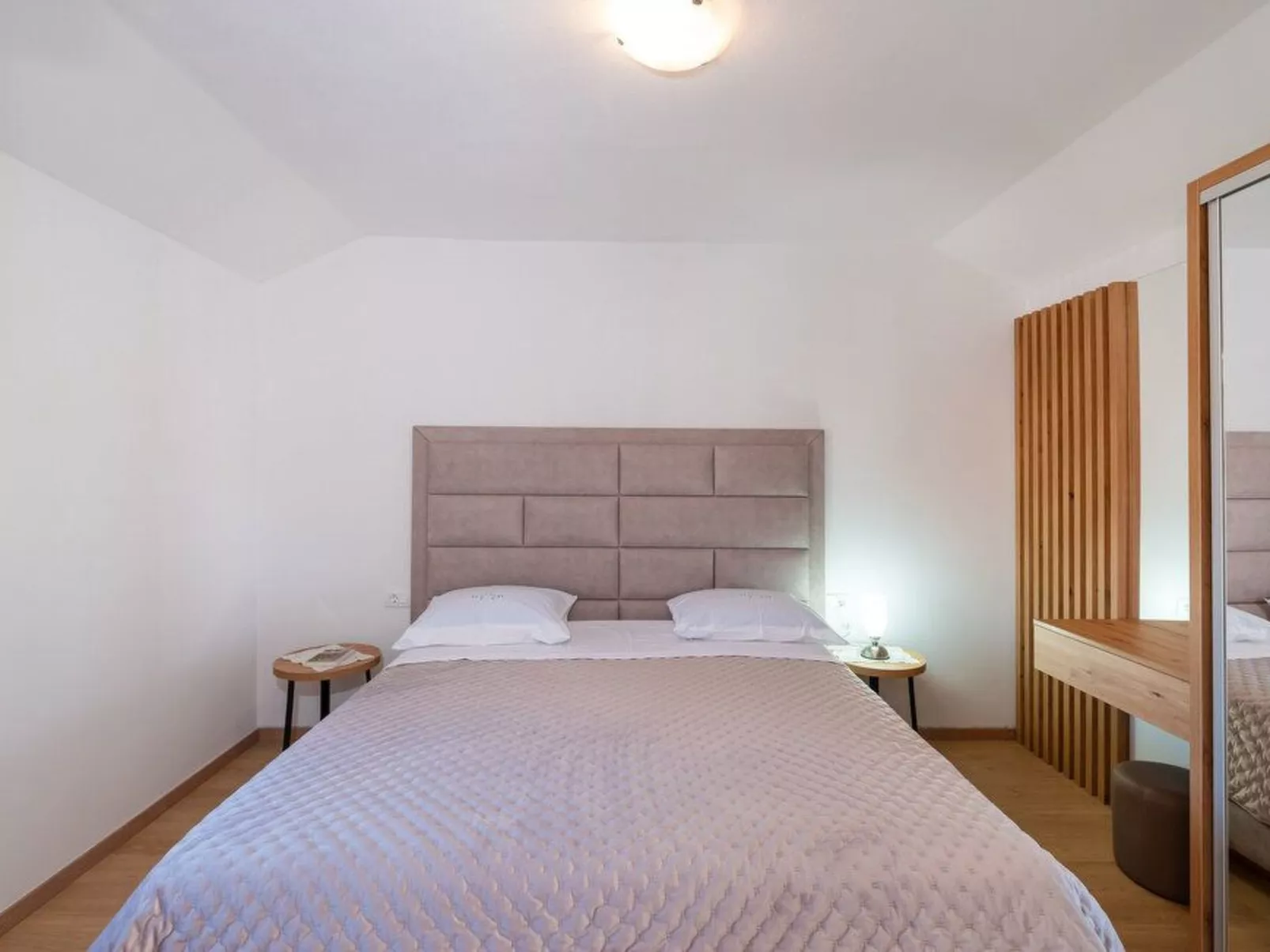 Mit Jacuzzi-TA Leut Agency-Inside