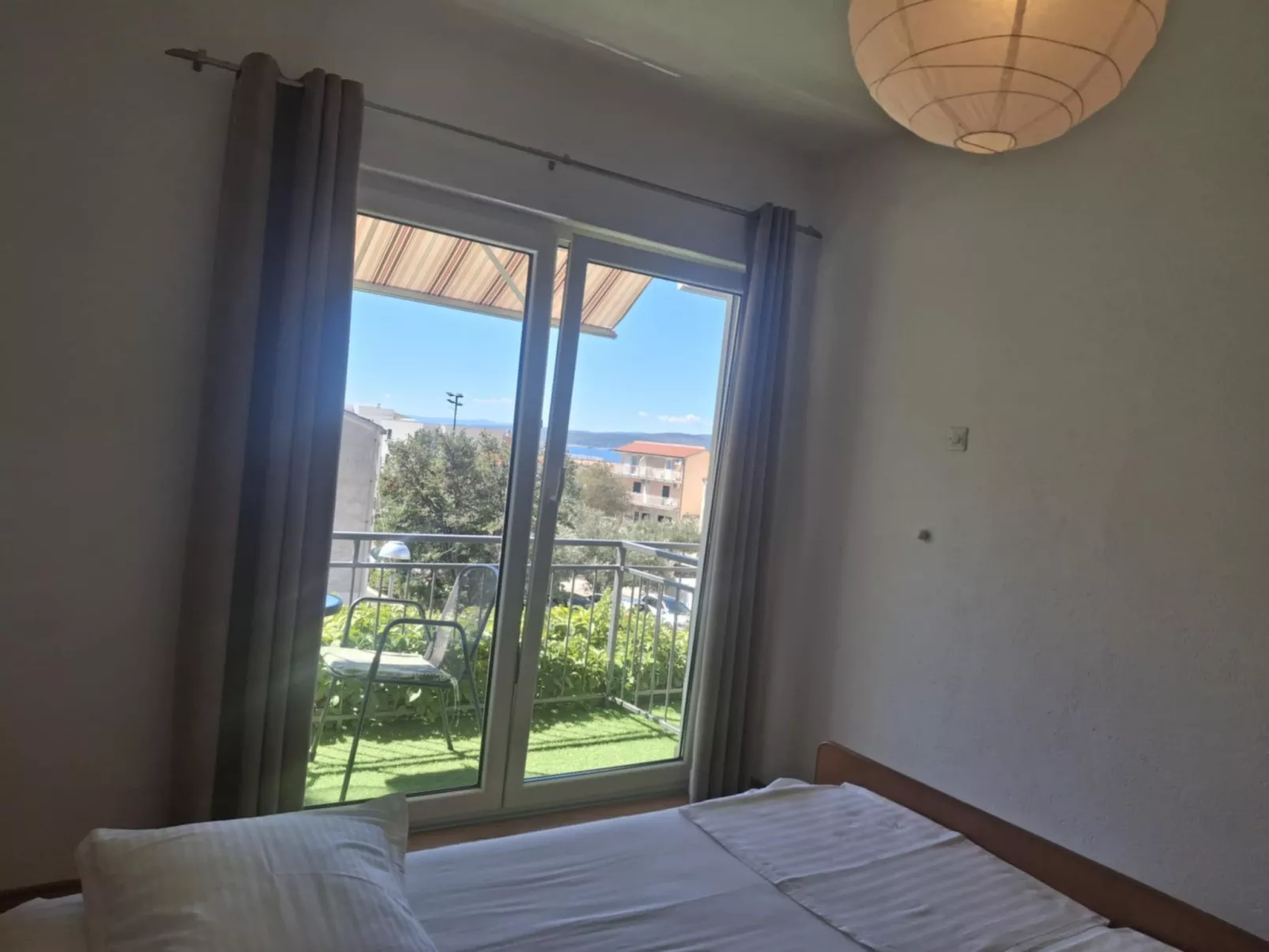 Mit Blick auf das Wasser-Drinnen