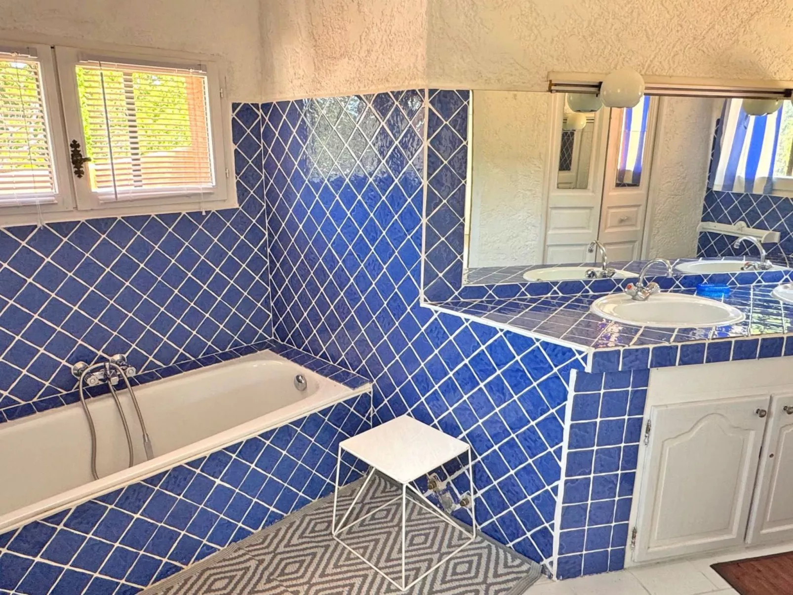 Schöne Villa mit innovativer Architektur in einem grünen Nest im Herzen des Mas-Drinnen