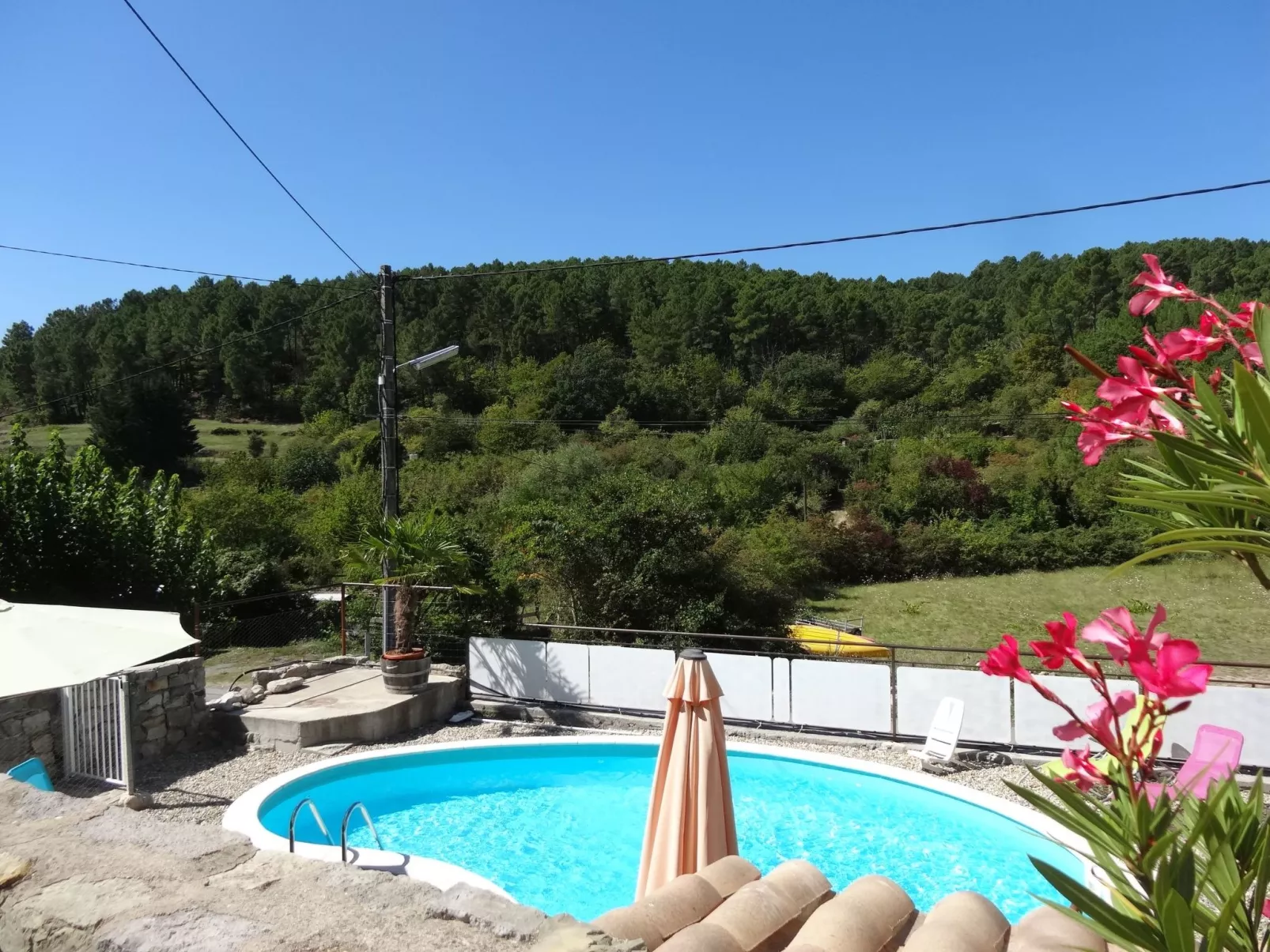 "La Source" mit Pool-Draußen