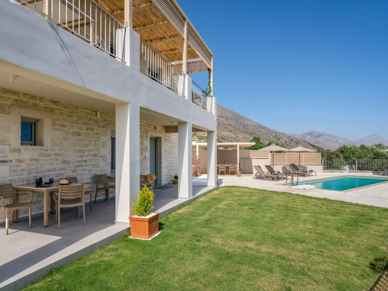 Aloni-Villa-Draußen