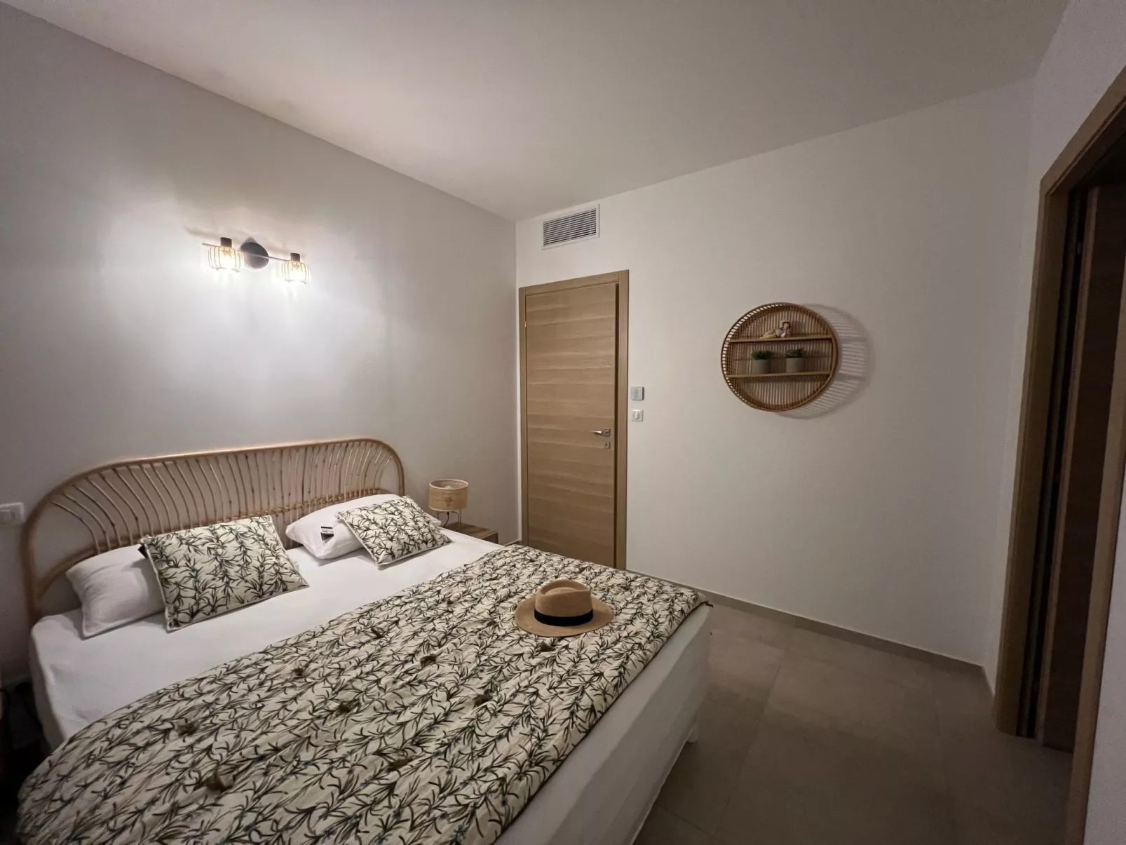 ISULA-RED_BEAUTIFUL_VIEW.-Drinnen