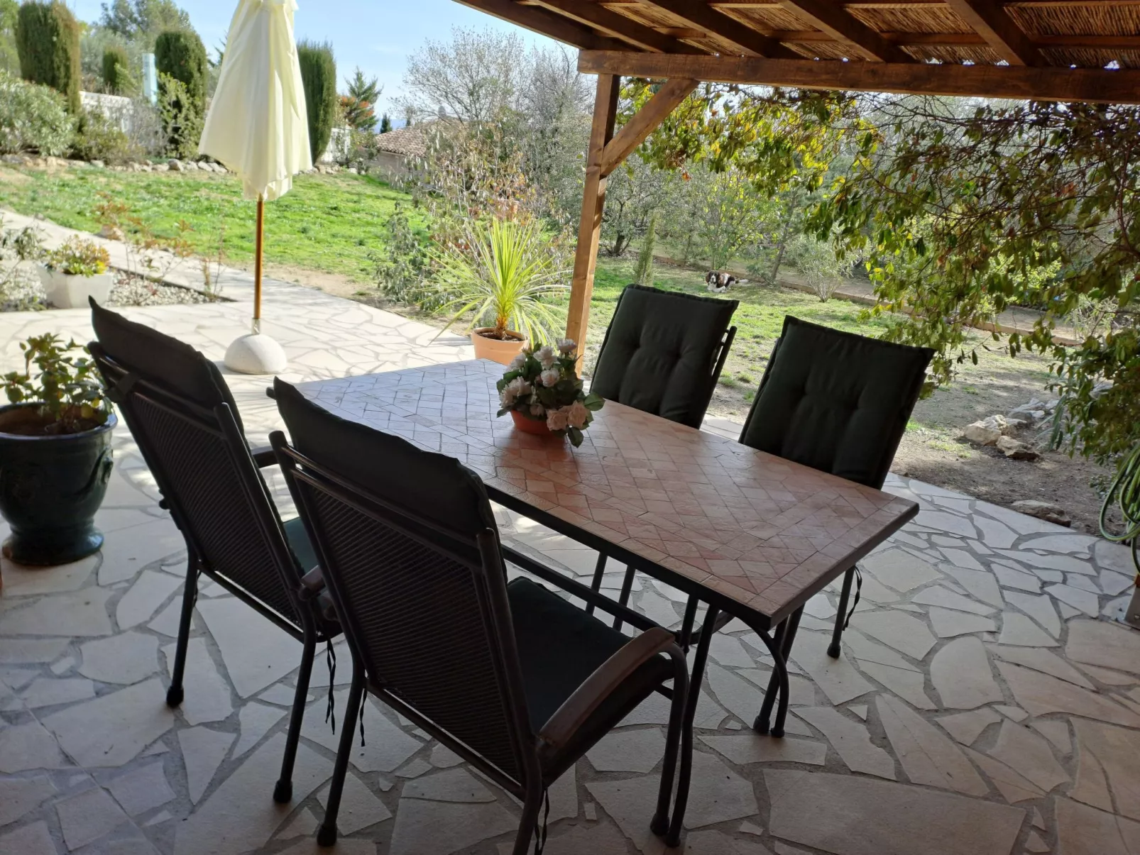 In La Livinière mit Großer Terrasse-Draußen