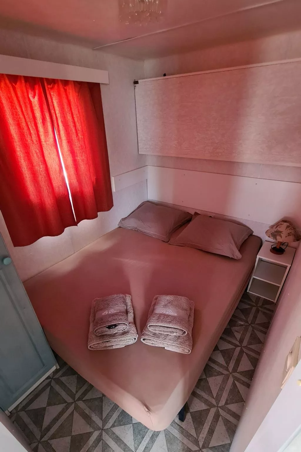 Mobiles Haus mit Blick auf das Wasser-Inside