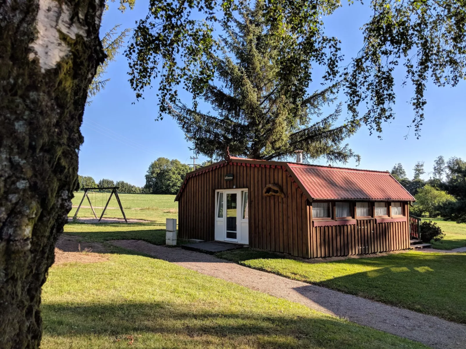 Charmantes Ferienhaus mit gemeinsamem Grill-Draußen