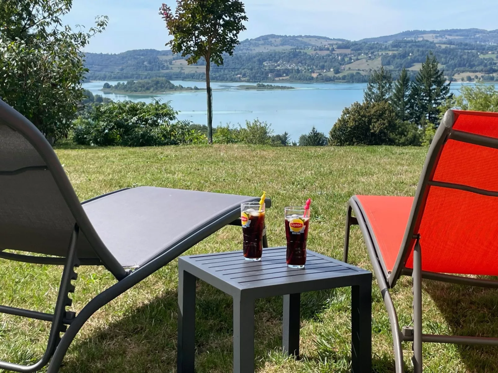 In Aiguebelette-Le-Lac mit Garten, Terrasse und Grill-Draußen