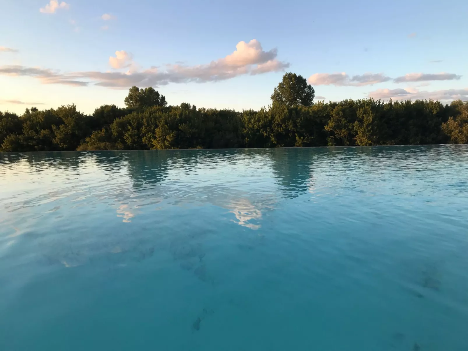 Schloss mit Überlaufpool an der Dordogne-Outside