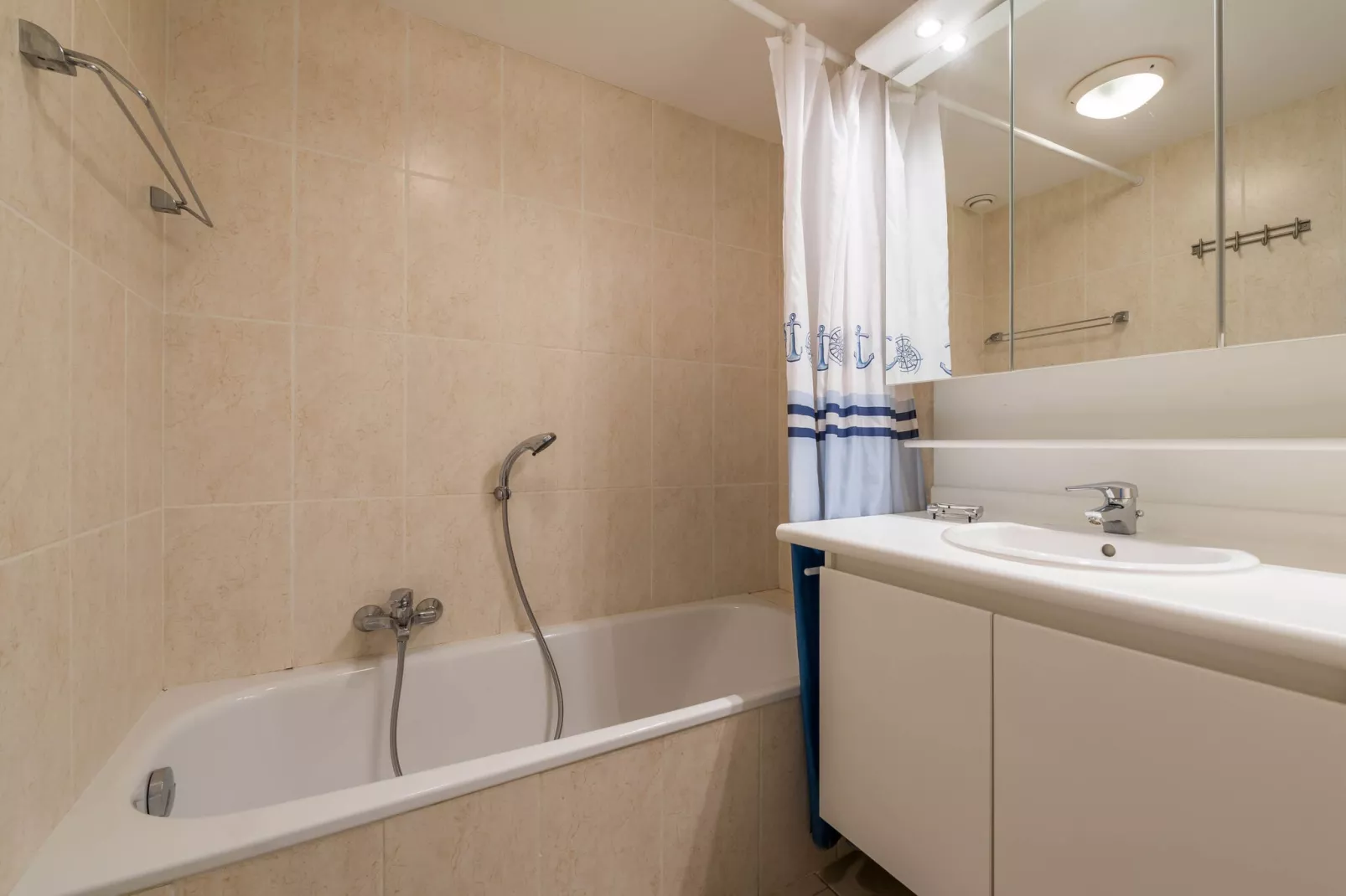 Les Petrels 502P-Bathroom
