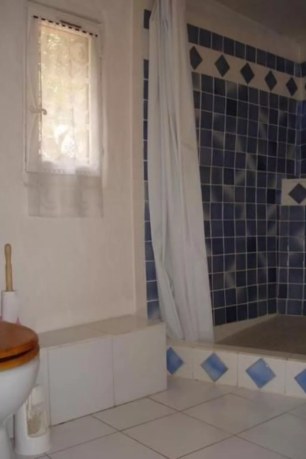 In Sillans-La-Cascade mit Garten-Drinnen