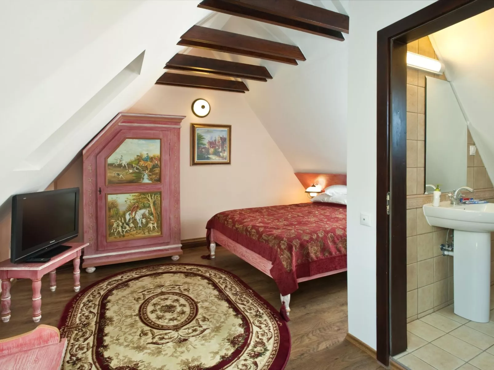 Kürzlich in eine Ferienvilla konvertiertes (2010), umfriedetes Haus aus der Sac-Image-tags.info