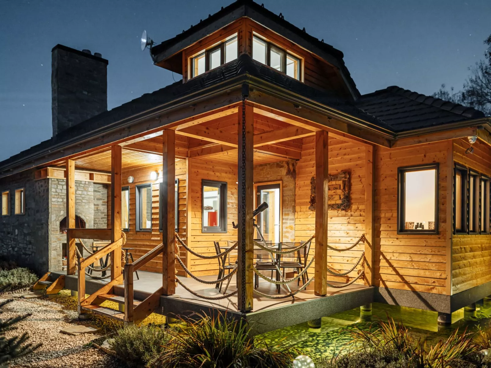 Kleines Haus mit Werkstatt-Outside