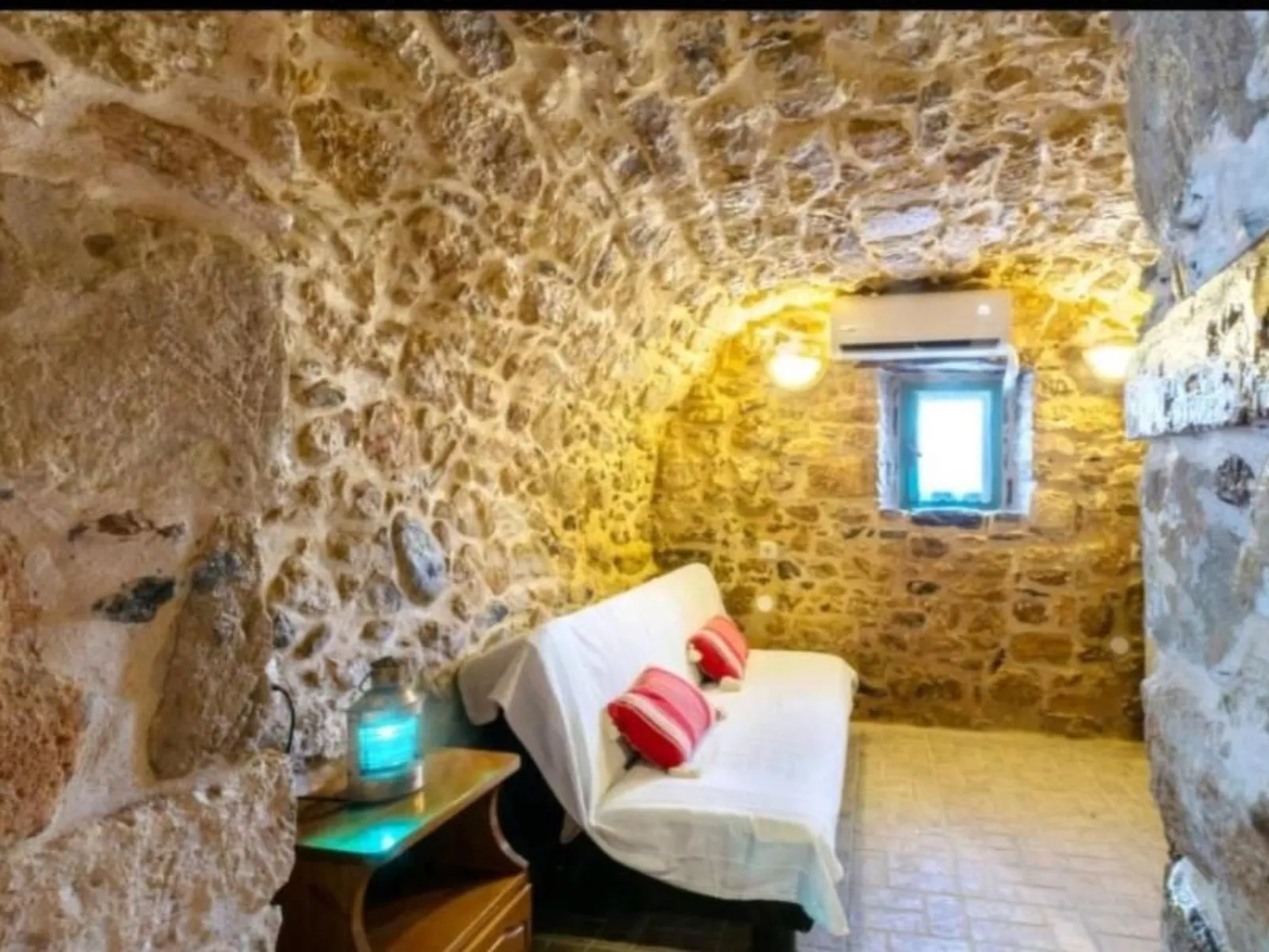 Mit Blick auf das Wasser-Drinnen