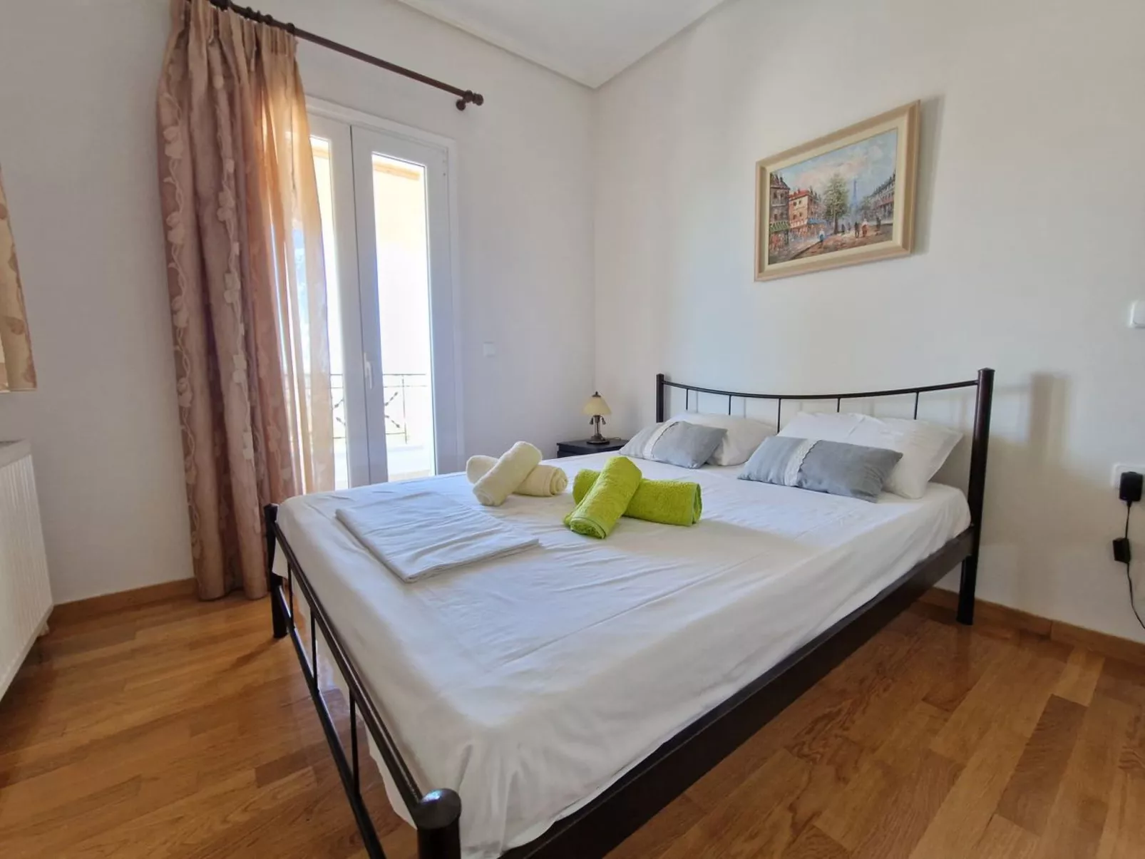 Vollständig umschlossene und großzügig angelegte dreistöckige Ferienvilla mit f-Dedans