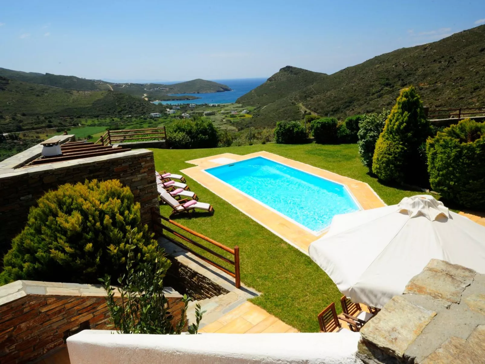 Villa mit Blick auf das Wasser-Dehors