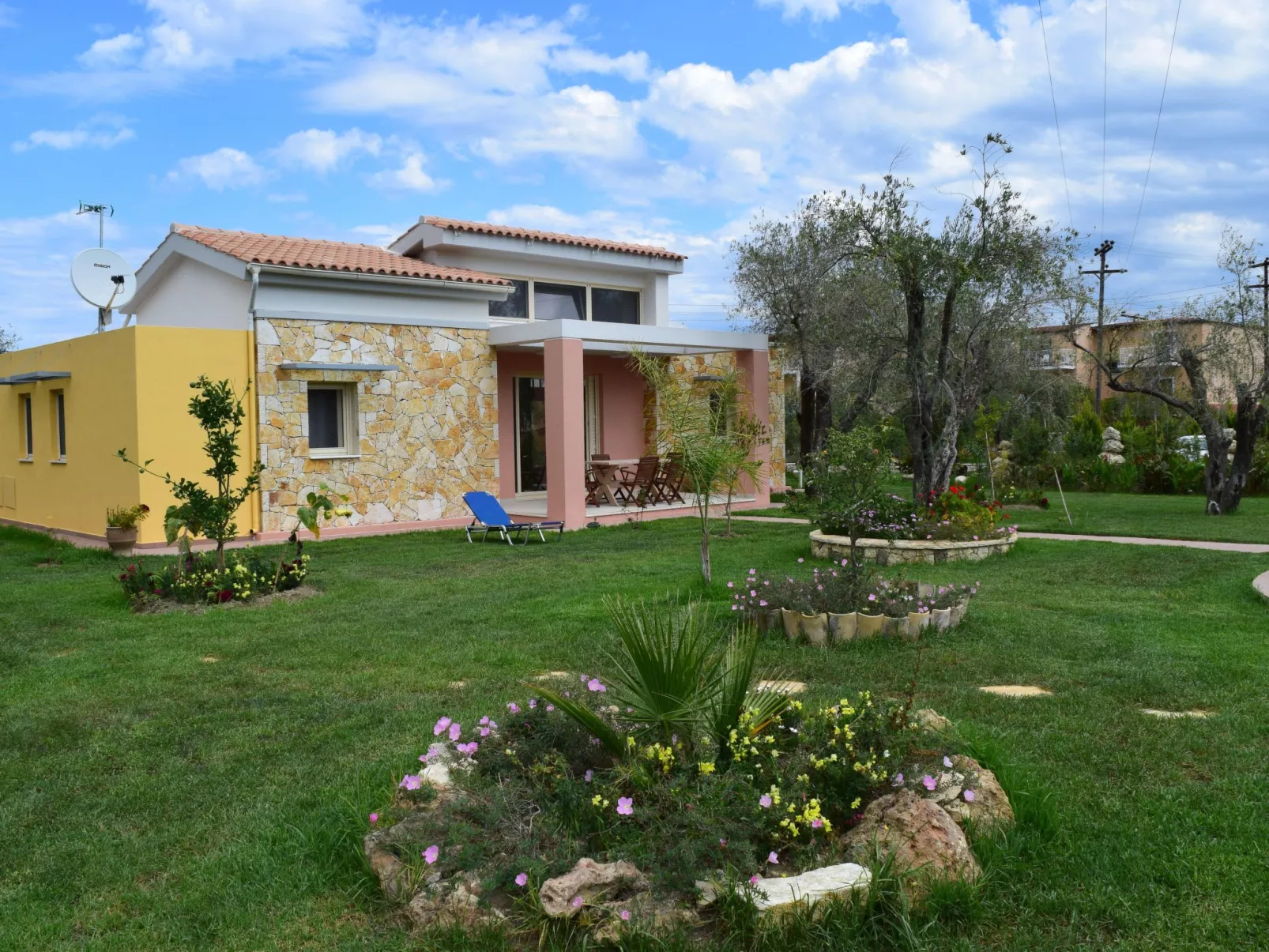 Villa Thalassa mit Schwimmbad und Garten-Draußen