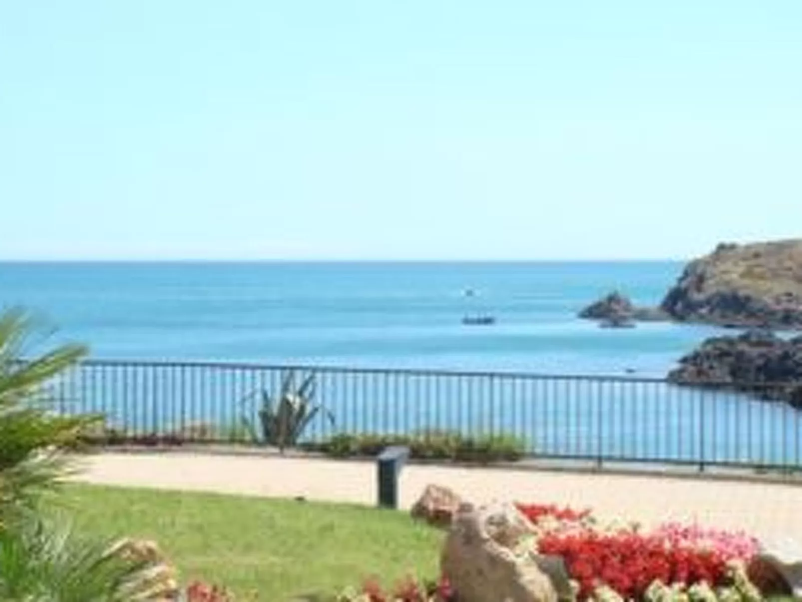 Mit Blick auf das Wasser-Outside