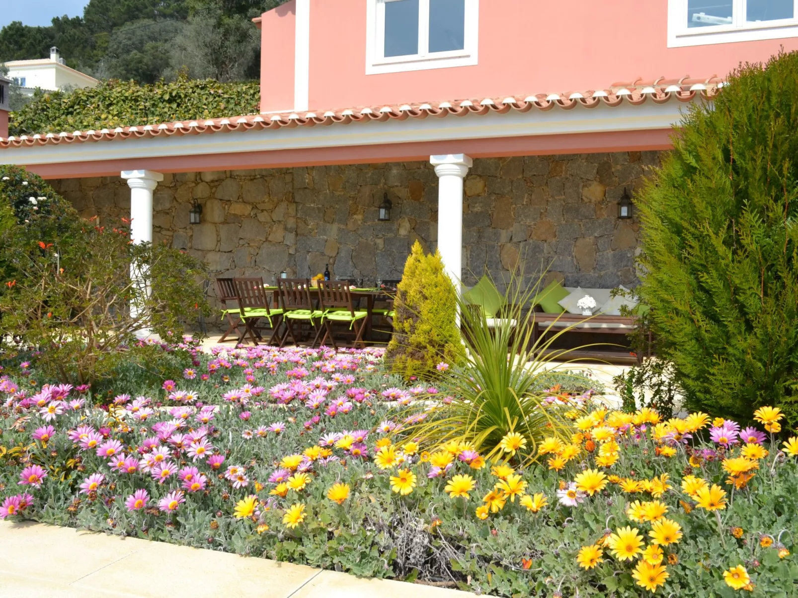 Luxuriöse Privatvilla mit Infinity-Pool-Image-tags.info