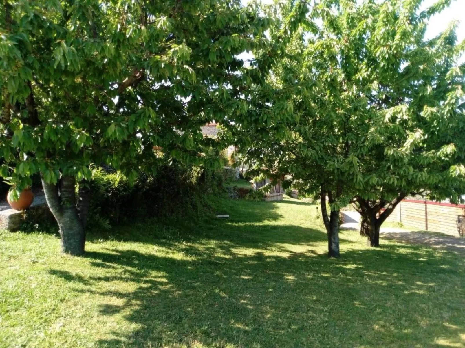 Fabelhafter Pool in einer atemberaubenden Landschaft-Draußen