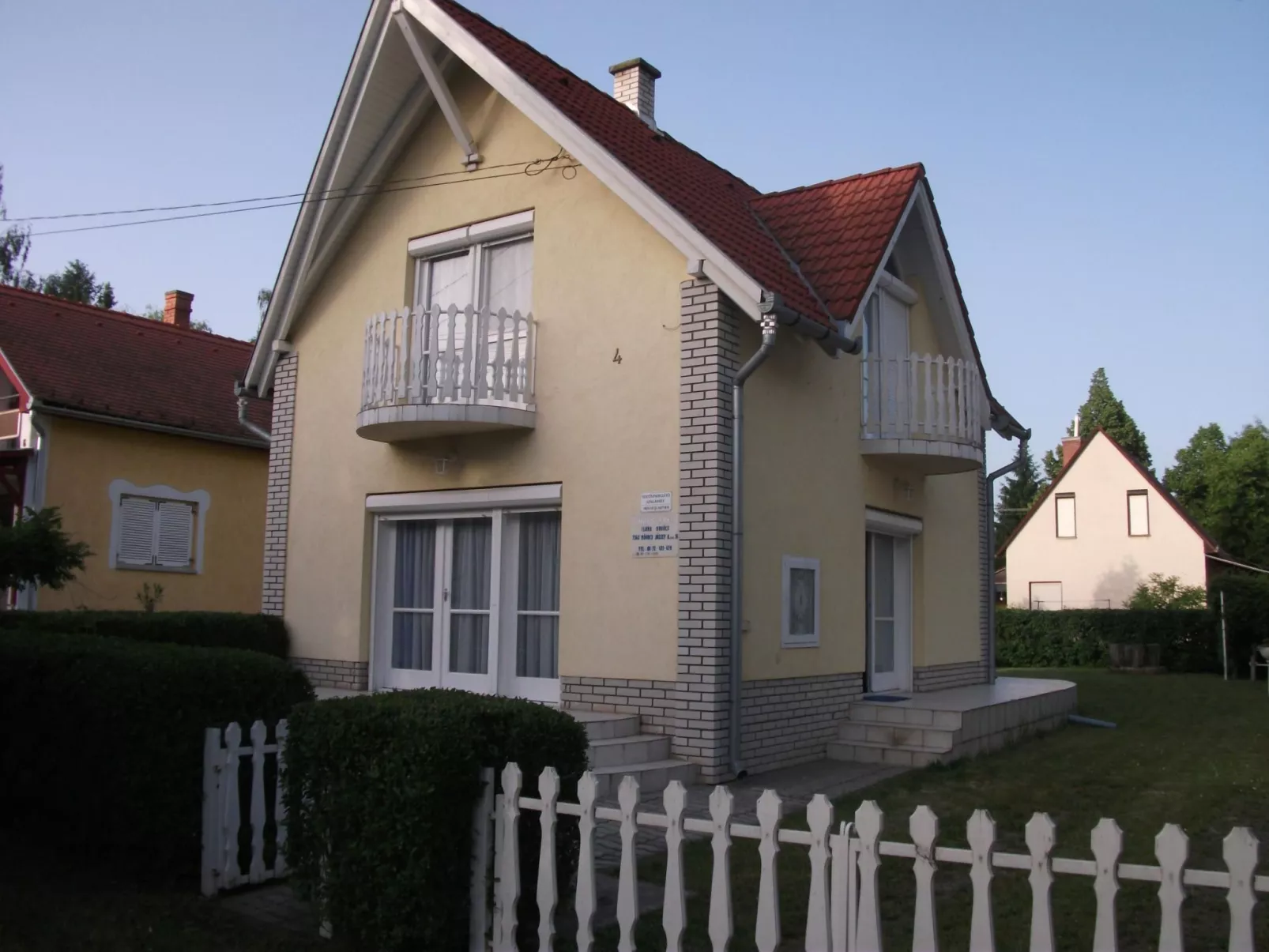 Mit Terrassen, Balkonen sowie Parkplatz-Dehors