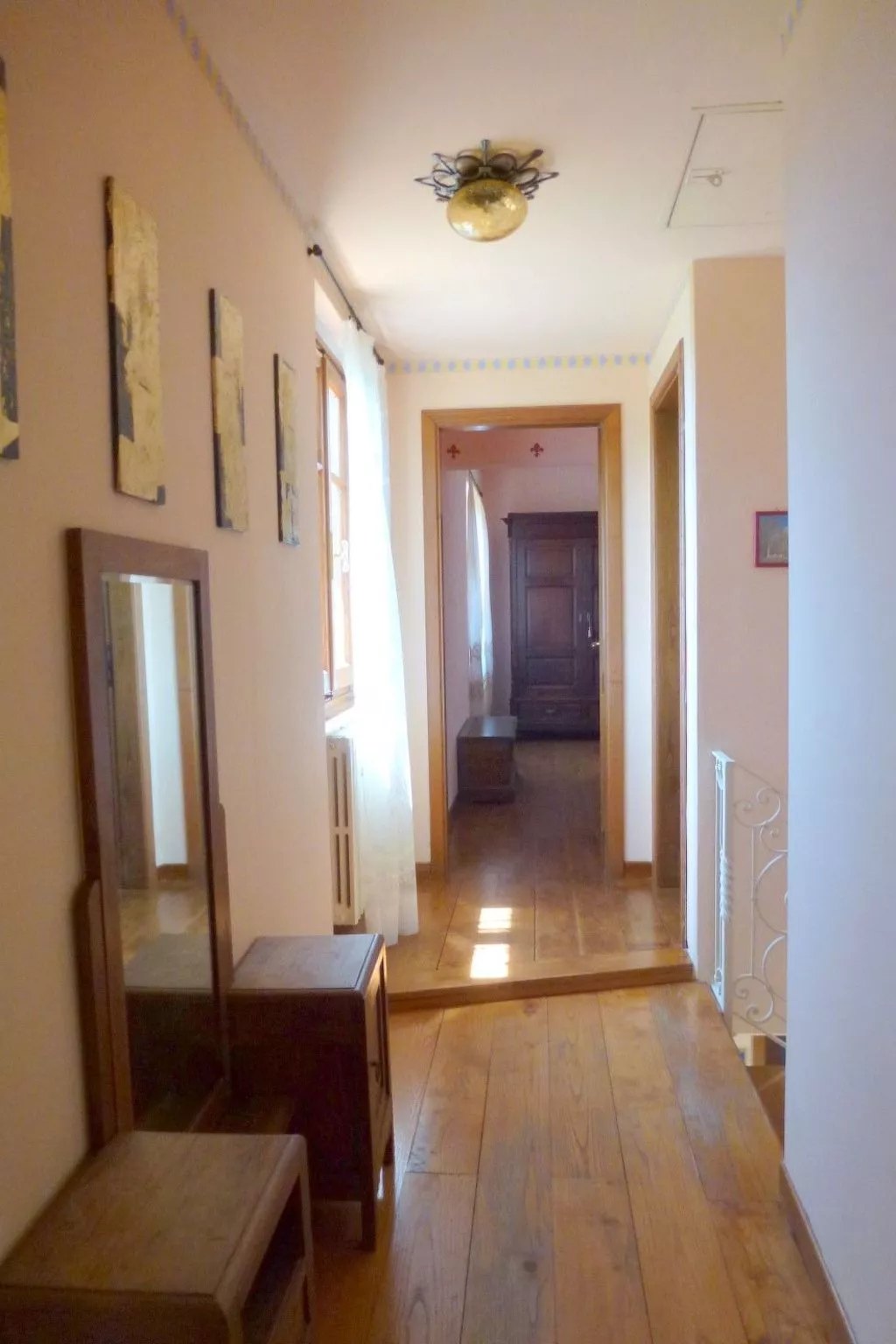 Mit Blick auf das Wasser-Dedans