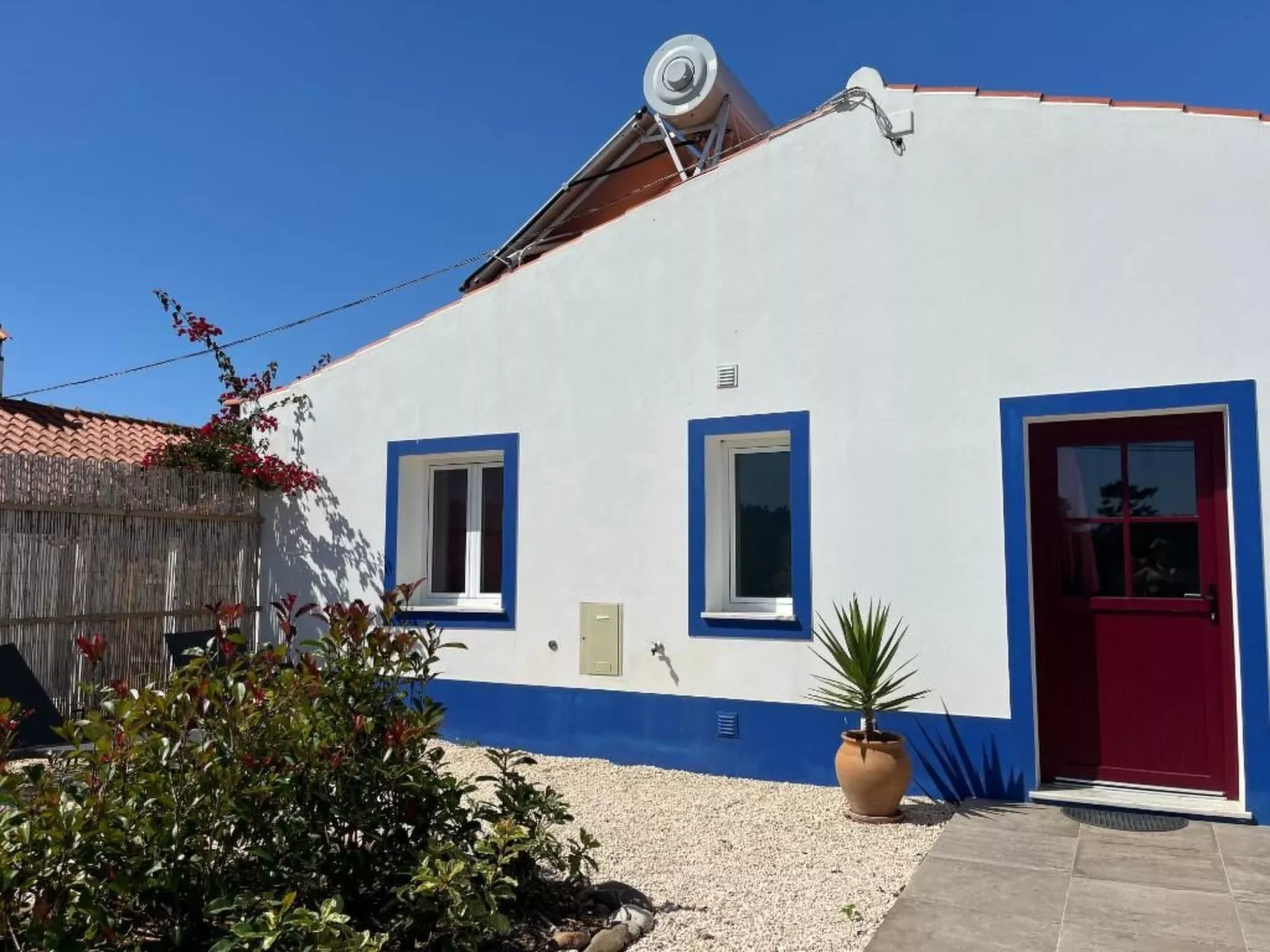 Auf dem Lande in der Nähe des Strandes-Outside