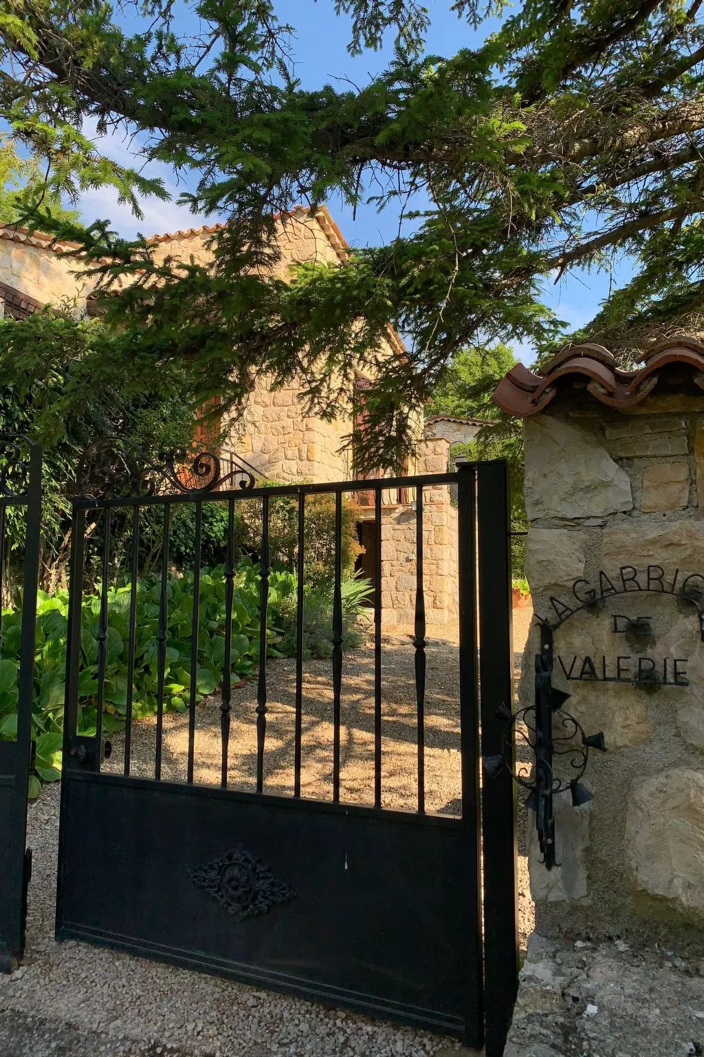 Steinhaus Garten und Blick auf die Berge-Outside