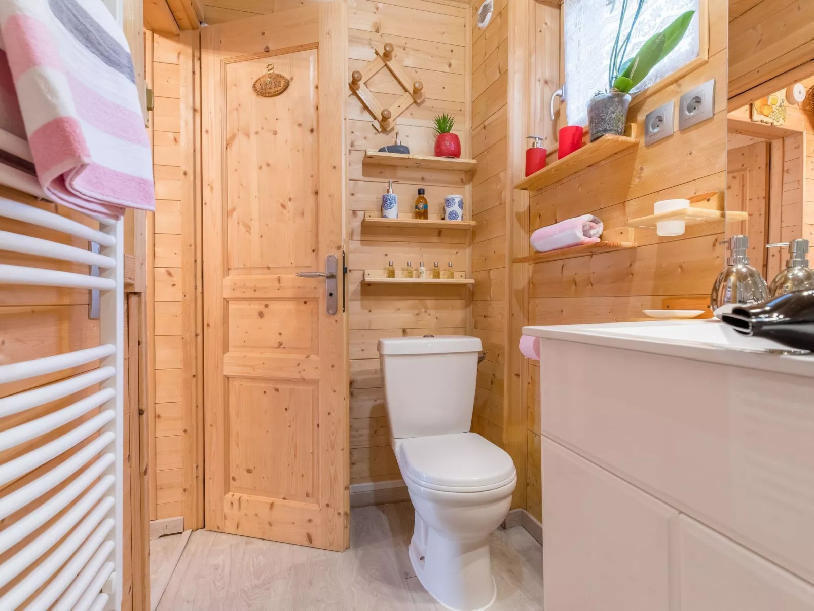 Erdgeschoss 110 m2 - 15 Personen - In der Nähe der Pisten-Drinnen