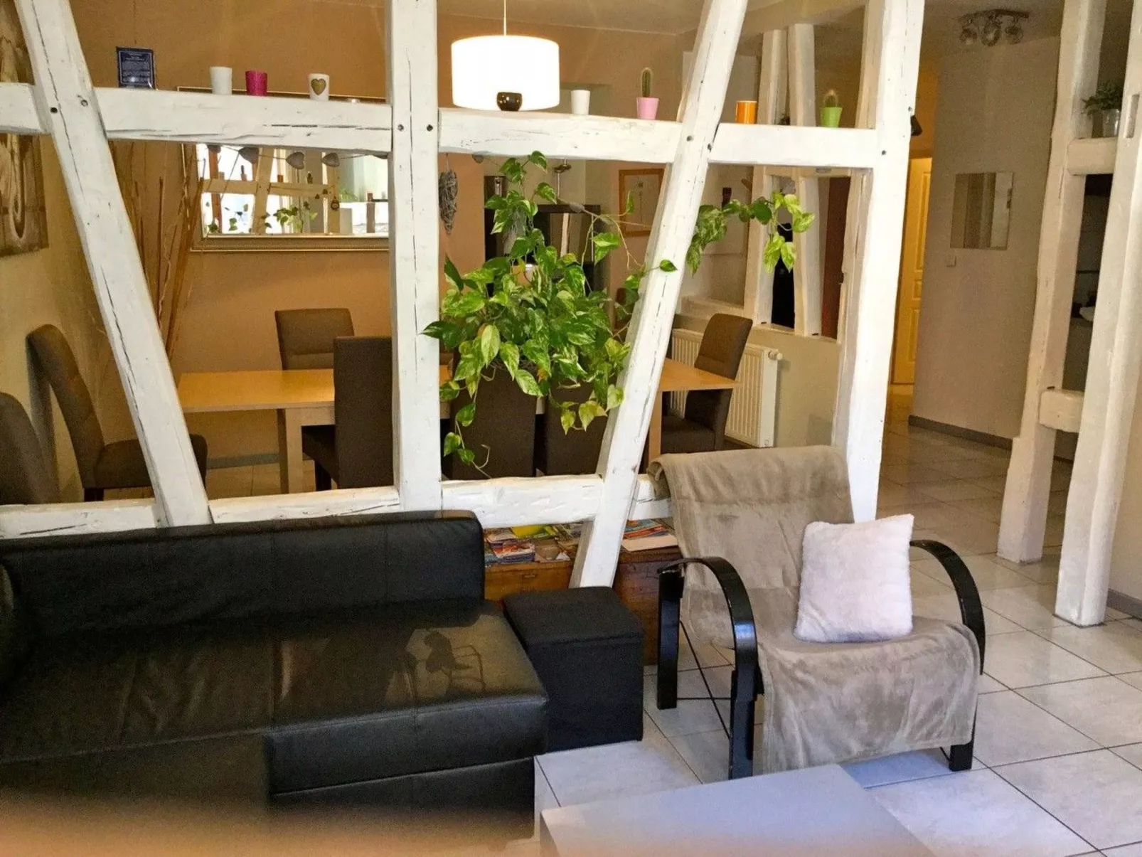 Mit zwei Garagenstellplätzen-Drinnen