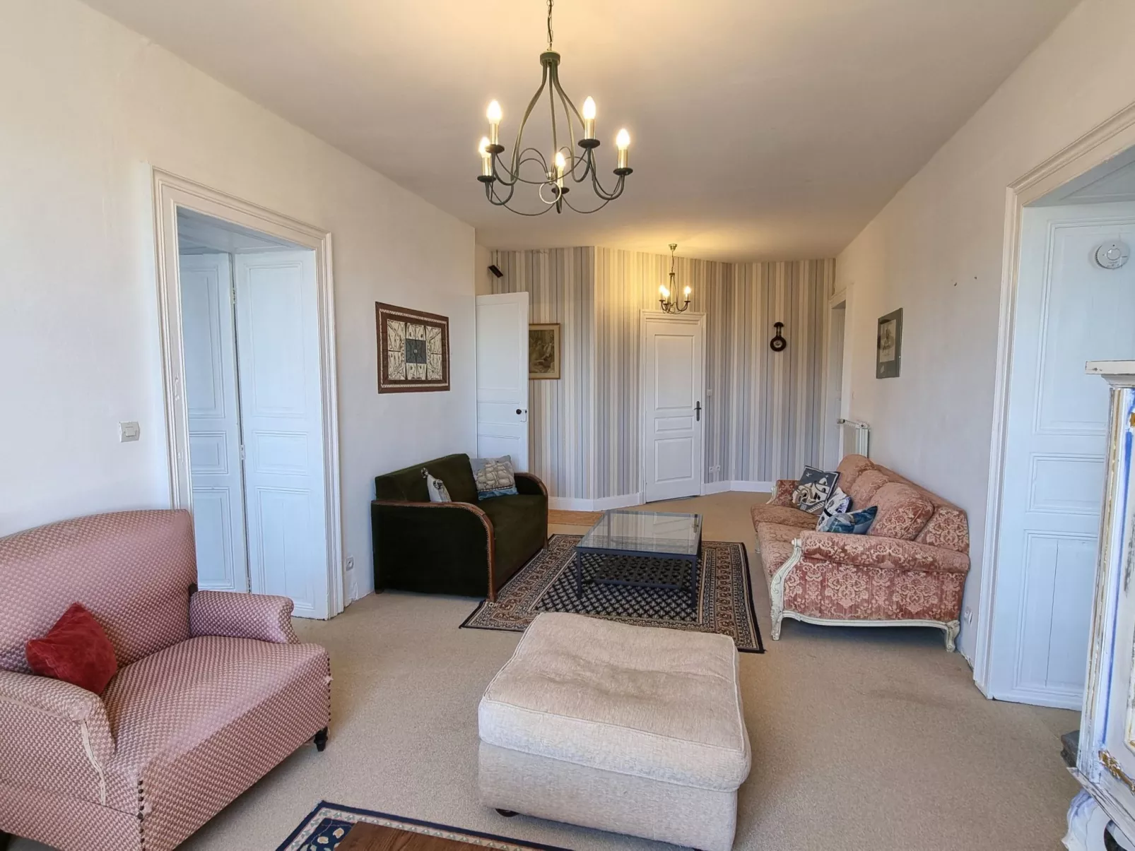 8-Zimmer-Schloss mit Pool und eigenem Park-Dedans