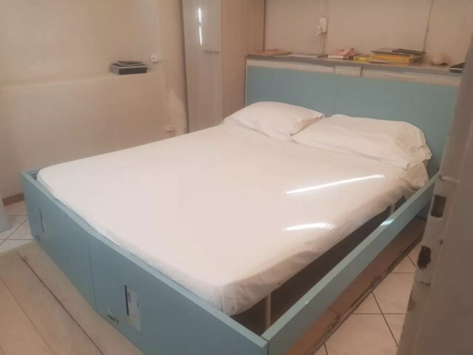 Mit Blick auf das Wasser-Dedans