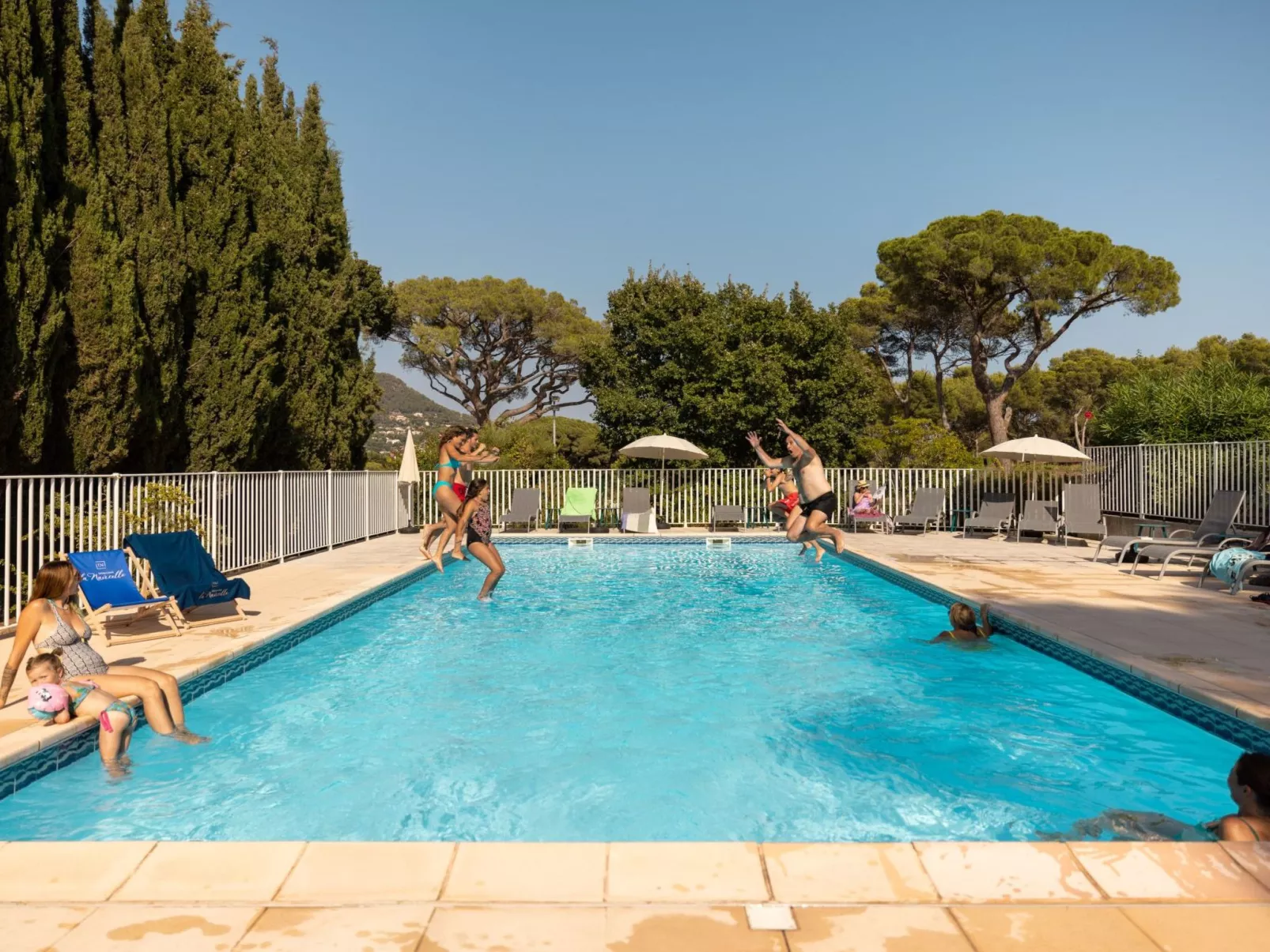 Im Herzen eines Weinguts, schattige Terrasse mit Meerblick, Pool - Draußen